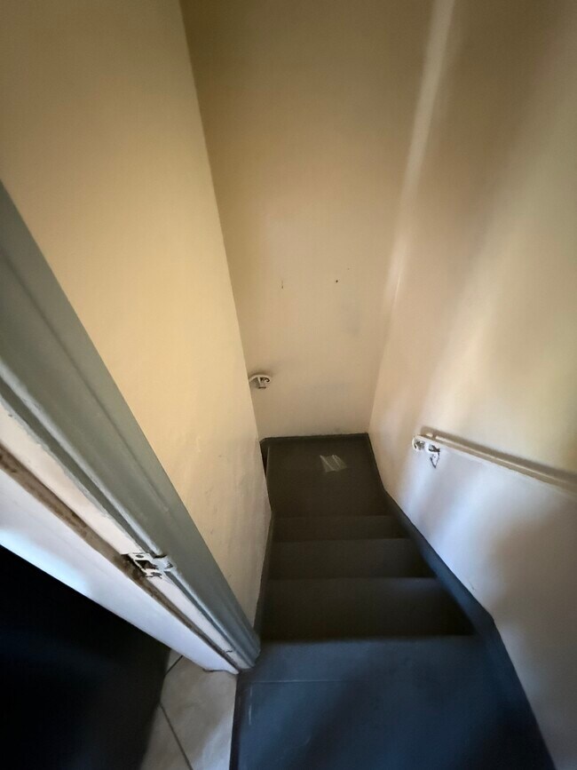 Building Photo - 5906 San Vicente Blvd