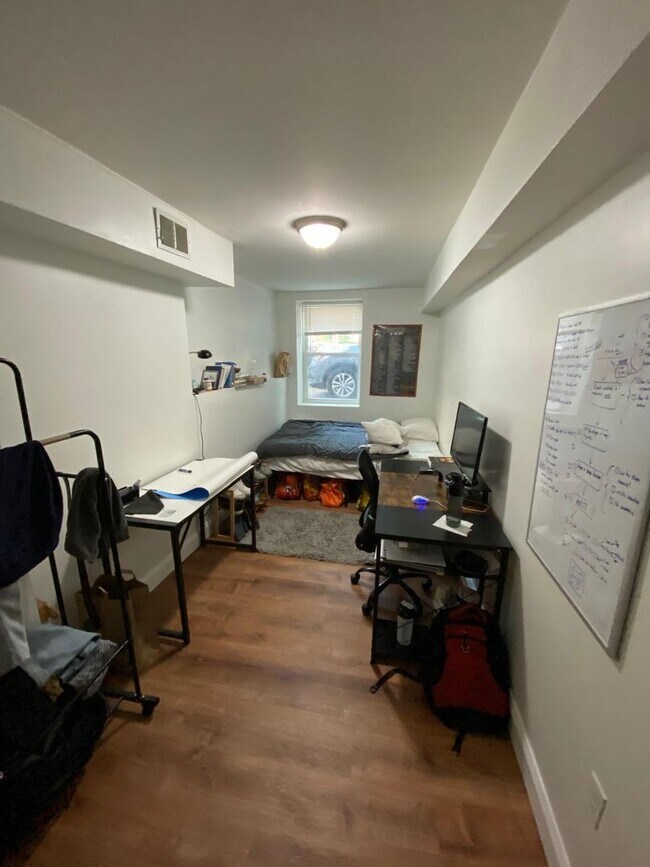 Building Photo - 9/1 No Fee! Spacious top floor true 3BR near Clev Circle!