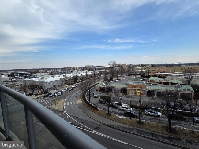 Building Photo - 5750 Bou Ave