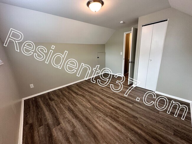 Building Photo - Newly Updated 4 Bed 2 bath home