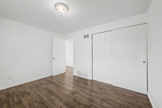 Building Photo - Garden Level 2 bedroom/1 bath for rent in Denver