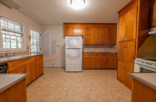 Building Photo - 6-Bedroom Home with Finished Basement. Com...