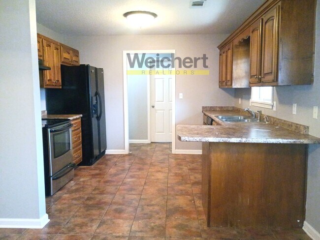 Building Photo - Comfortable 3BR/2BA with Garage & Fenced Backyard