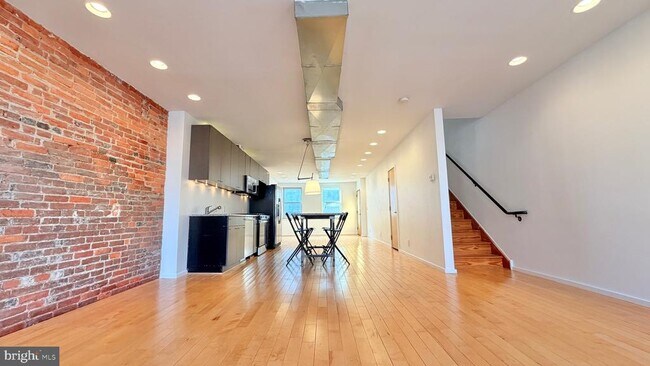 Building Photo - 136 N 3rd St