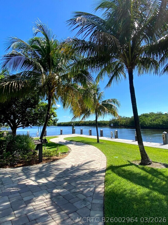Building Photo - 700 E Boynton Beach Blvd