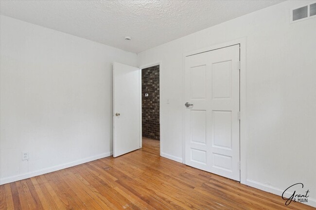 Building Photo - 2 bedroom $1250