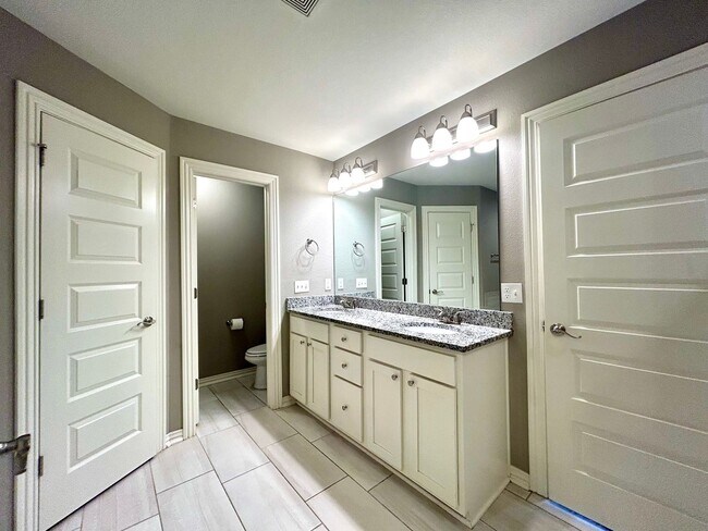 Building Photo - Gorgeous Home with Vaulted Ceilings and La...