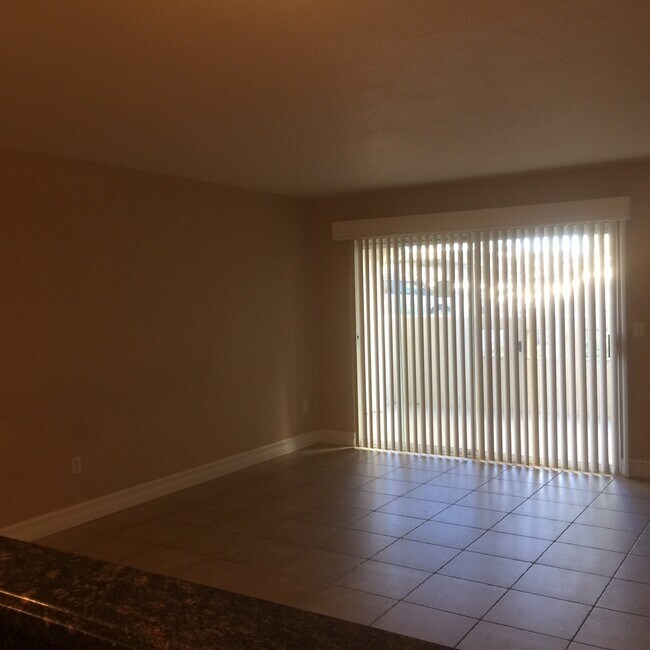 Building Photo - Gated Community * Downstairs 1 bedroom * Community Pool & Fitness Room