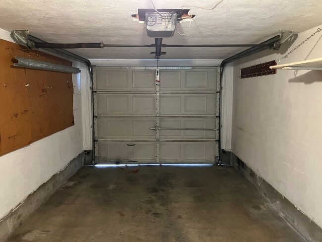 Building Photo - Charming Three Bedroom Home