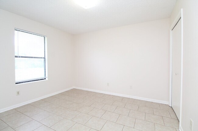 Building Photo - Gulf Breeze 2BR Apartment in Greenbriar with Large Bedrooms, Fenced Patio, Huge Backyard & Water/...