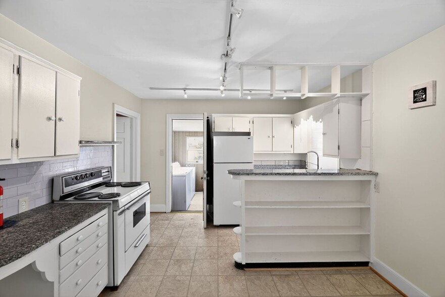Building Photo - 1106 Elwell Ave