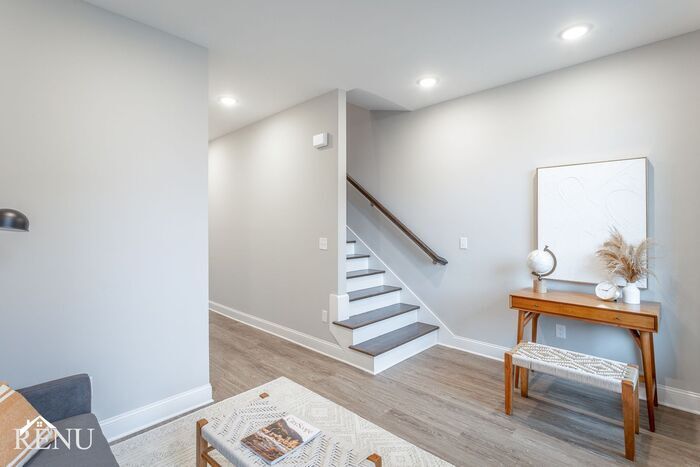 Building Photo - 2322 E 18th St Pl