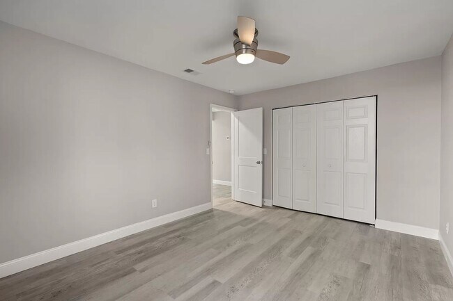Building Photo - Modern Comfort Meets Suburban Convenience ...