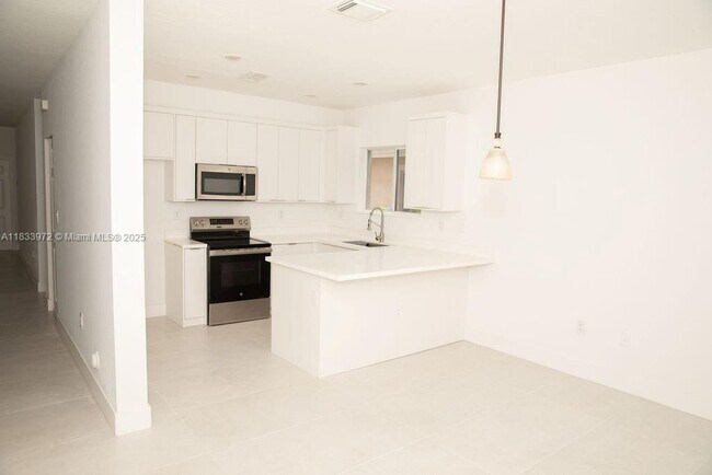 Building Photo - 273 SE 32nd Ave
