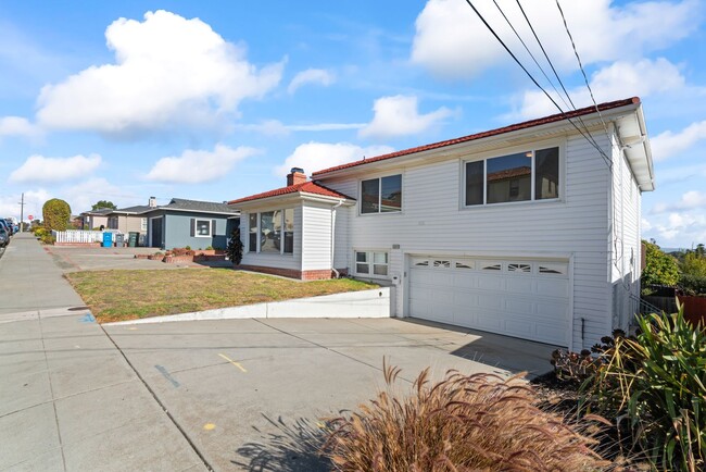 Building Photo - Beautifully Updated Rental Home