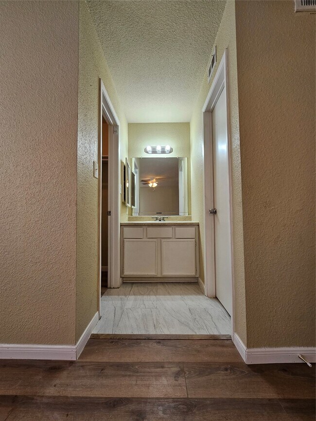 Building Photo - 3303 W Greenridge Dr