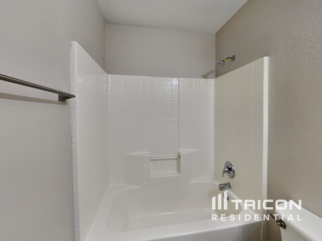 Building Photo - 6701 Fairglen Dr