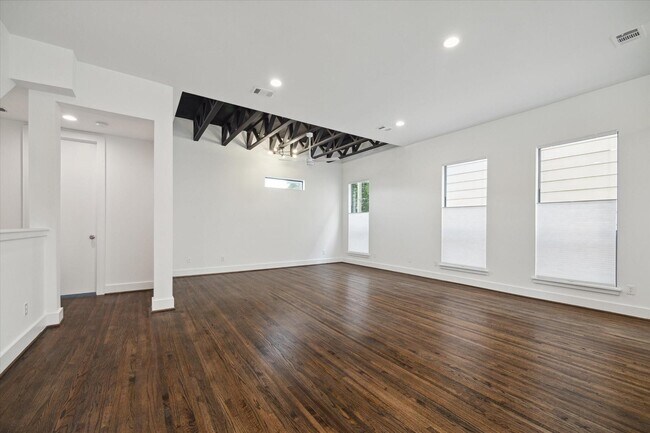 Building Photo - 1105 W 21st St