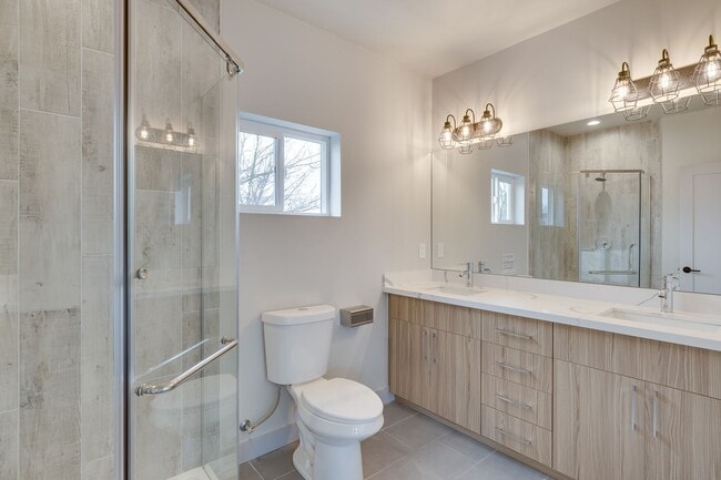 Building Photo - Beautiful 2 bed 2 bath townhouse!