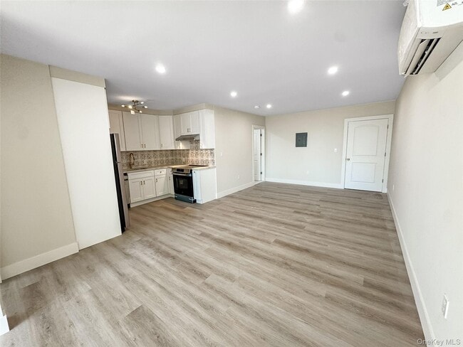 Building Photo - 110 Jericho Tpke