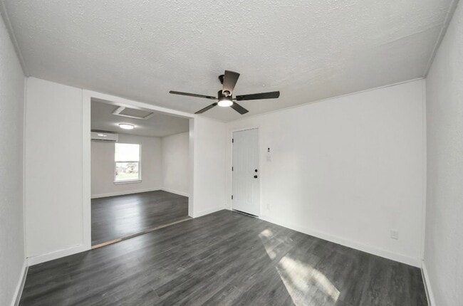 Building Photo - 7640 Broadview Dr