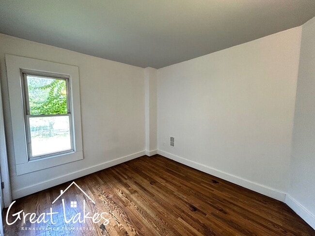 Building Photo - Lovely 4 Bedroom 2 Bathroom now available ...
