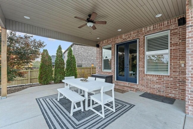 Building Photo - 504 NE Green Creek Rd