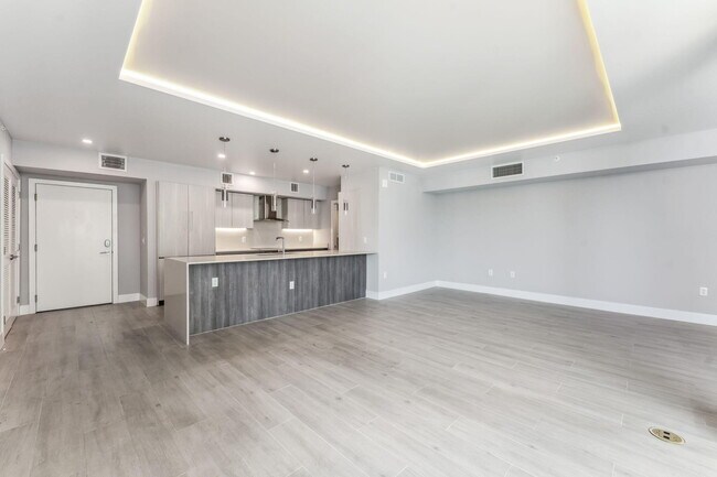 Building Photo - 111 SE 1st Ave