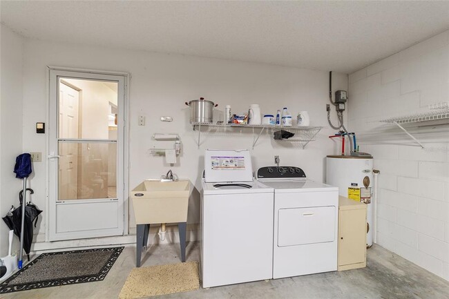 Building Photo - 9438 SW 85th Ave