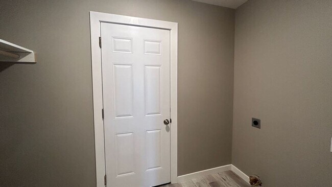 Building Photo - 4 Bedroom Townhome