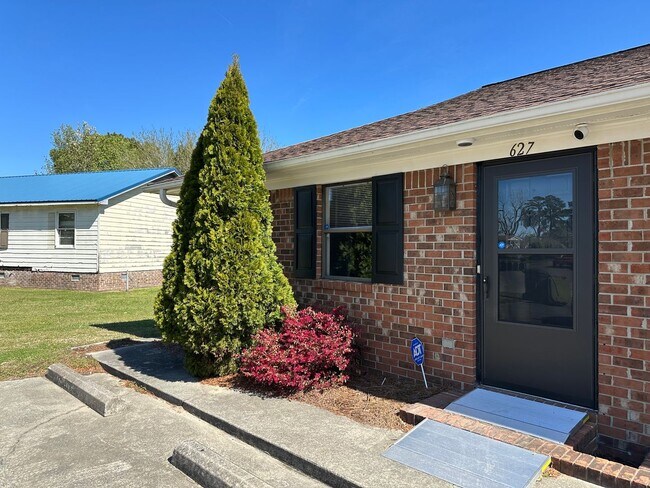 Building Photo - 627 Plymouth St