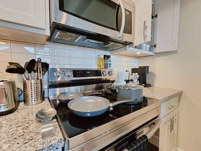 Building Photo - 212 W Roberts Ave