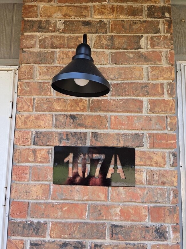 Building Photo - 107 E Ave B