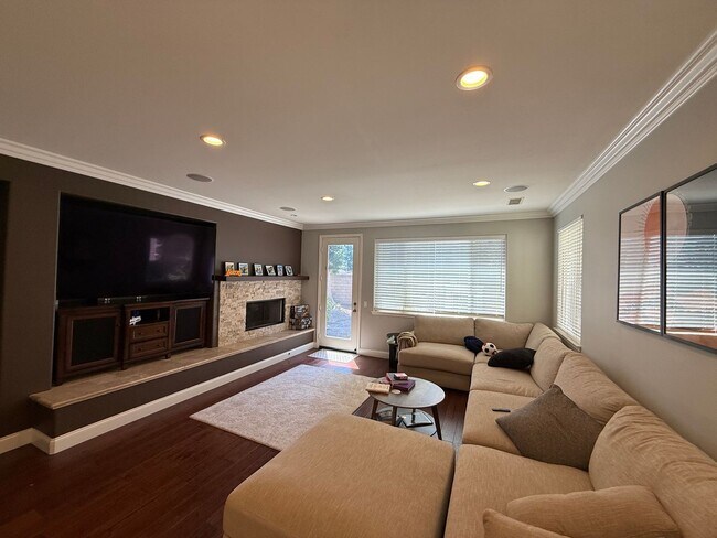 Building Photo - Lovely home in desirable Moorpark neighborhood