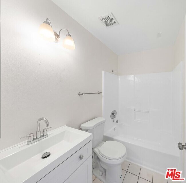 Building Photo - 14112 Delano St