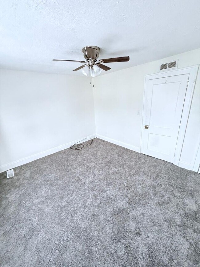 Building Photo - 3242-3242 Sycamore Rd