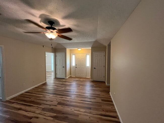 Building Photo - Hidden Gem in Holiday Park Subdivision!