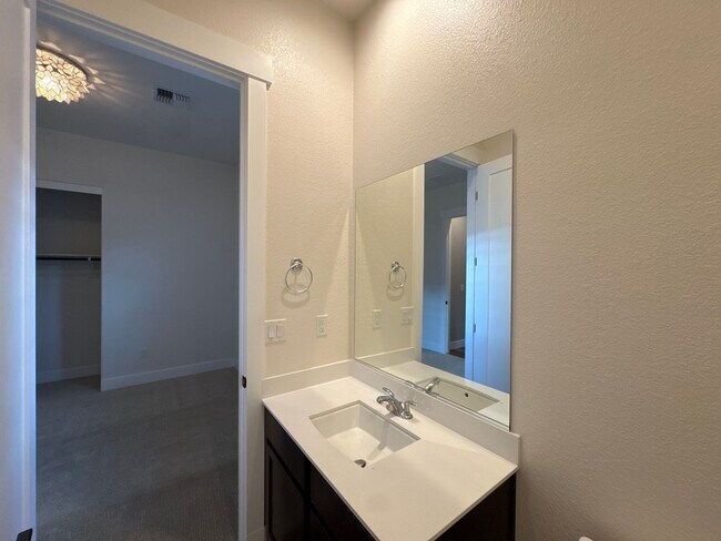 Building Photo - Gorgeous 3 bed / 3 bath home with upgrades...