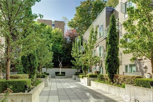 Building Photo - 2bd/1.75ba Kirkland Condo