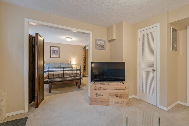 Building Photo - Studio style one bedroom in SW with all Ut...