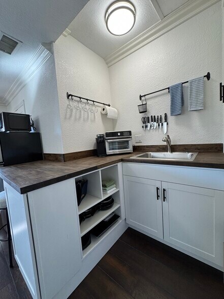 Building Photo - 3563 Promontory St