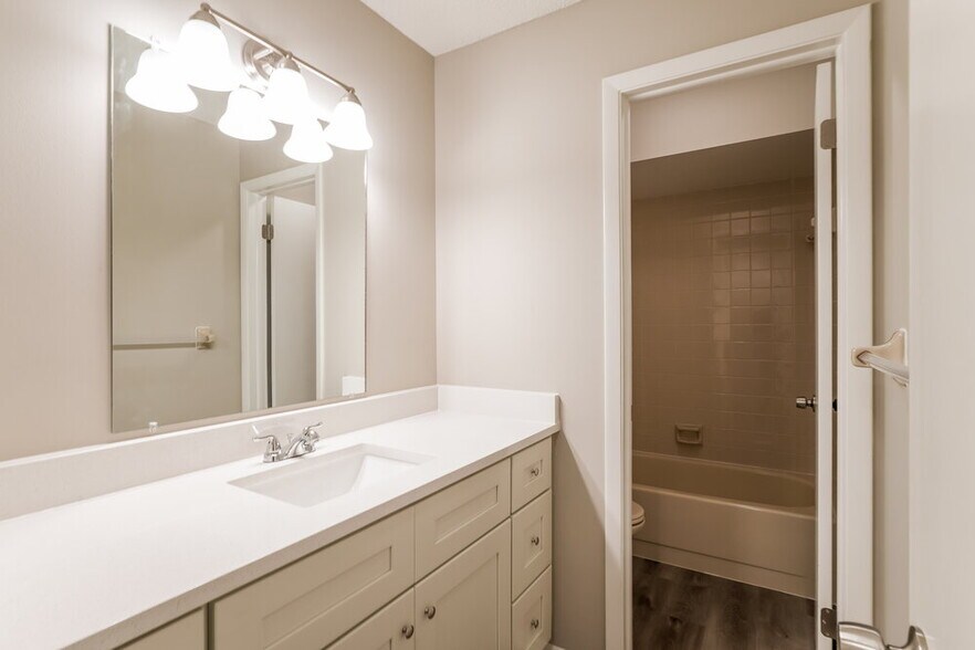 Building Photo - 1304 Sterling Oaks Dr