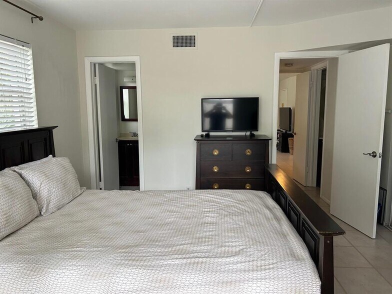 Building Photo - 1220 NE 3rd St