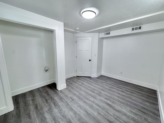 Building Photo - 880 E 200 N