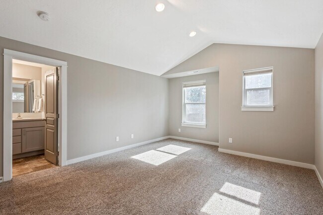 Building Photo - Modern 3 BR home on beautiful wooded lot in Sisters