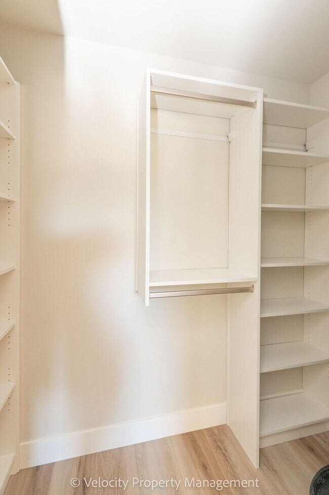Building Photo - Brand New 1 Bedroom in Discovery West Neighborhood!