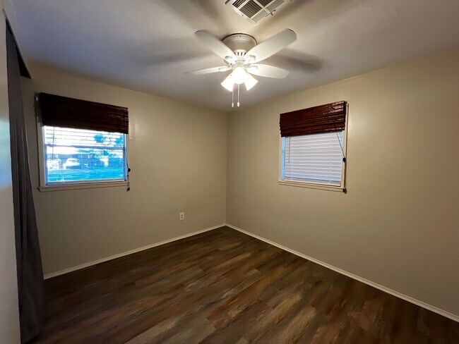 Building Photo - 3 Bedroom, 1.5 Bathroom, Brick Home with large yard, and garage