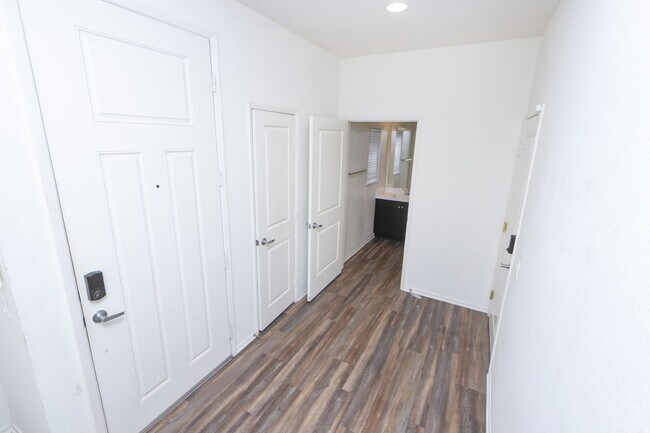 Building Photo - Amazing 3 Bedroom Condo available now! Totally loaded unit, schedule a tour today!