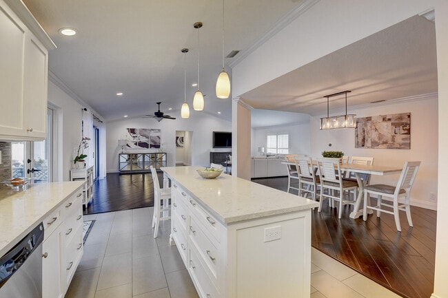 Building Photo - 5075 Marina Cir