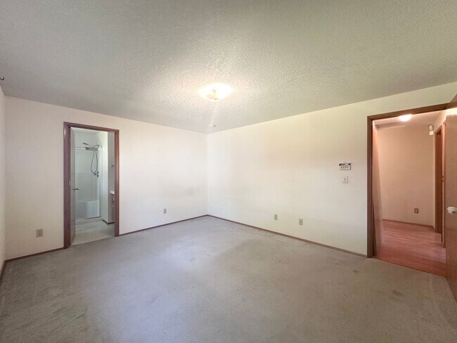 Building Photo - Wonderful centrally located Powell Butte 3...